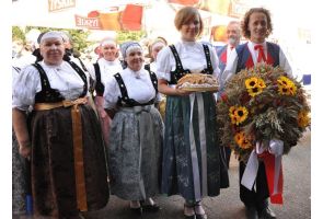 Panie w regionalnych strojach podczas Dożynek